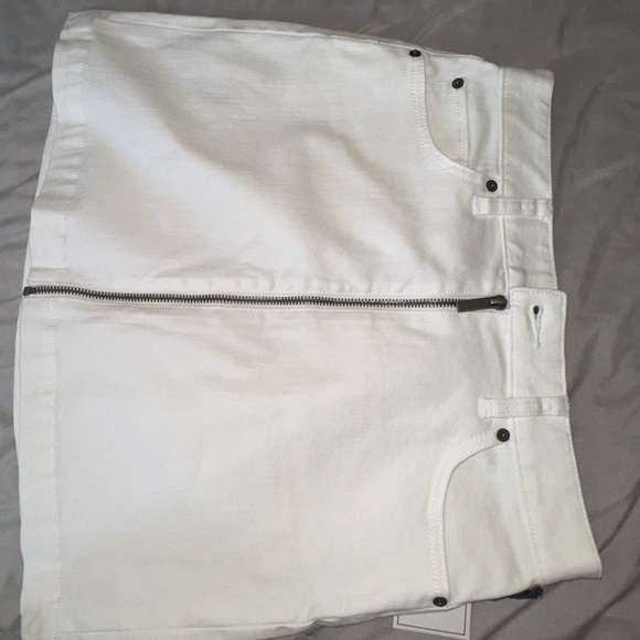 White denim skirt. 1State. Size 2 - Picture 1 of 6